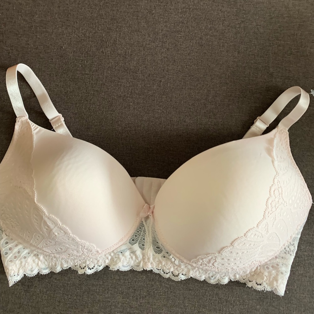 Cute peach bra, never worn, size 40D